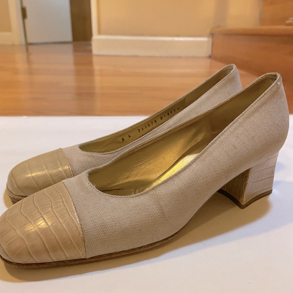 Italian-made neutral crocodile heel size 6